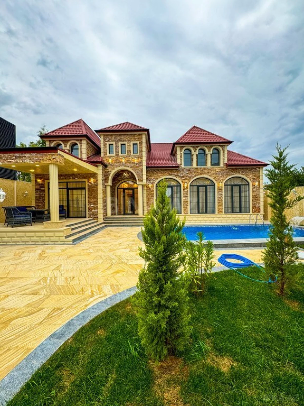 Satılır 5 otaqlı həyət evi 250 m²