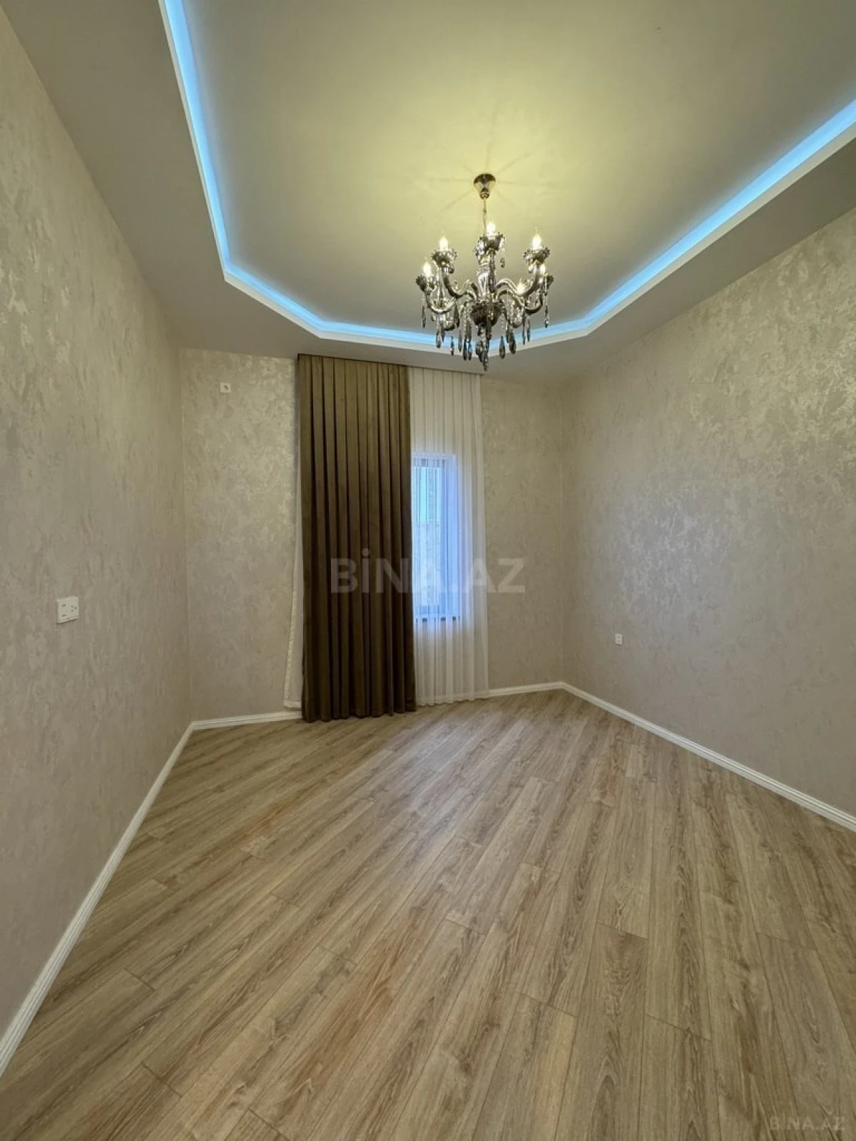 Satılır 5 otaqlı həyət evi 250 m²