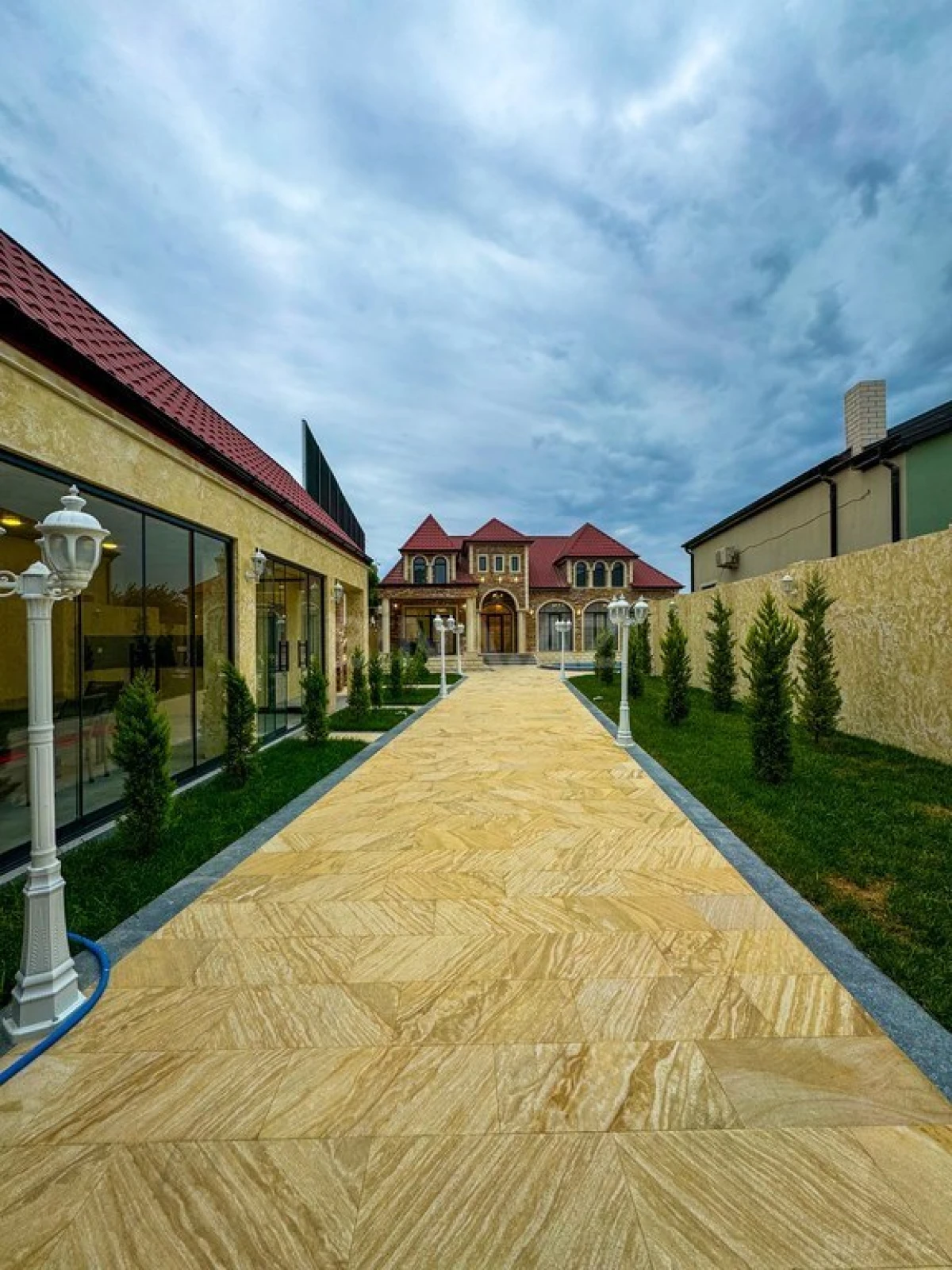 Satılır 5 otaqlı həyət evi 250 m²