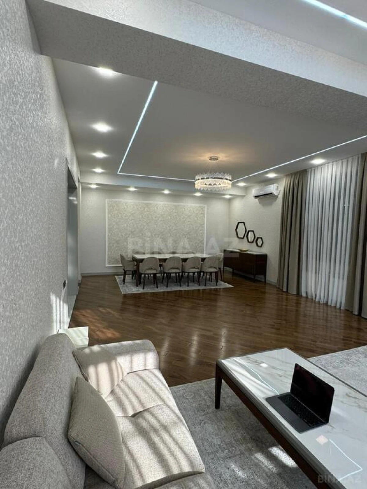 Satılır 10 otaqlı həyət evi 600 m²