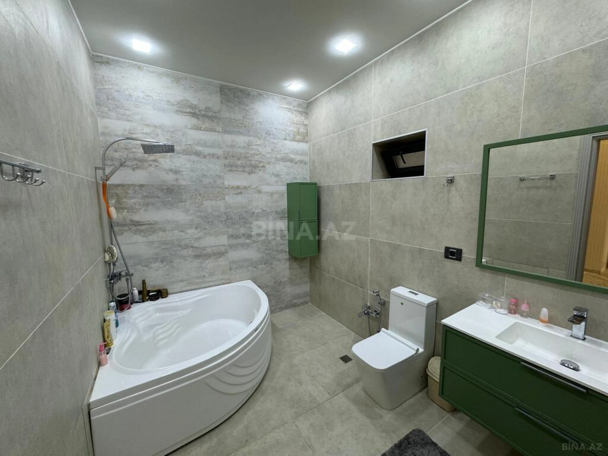 Satılır 10 otaqlı həyət evi 600 m²