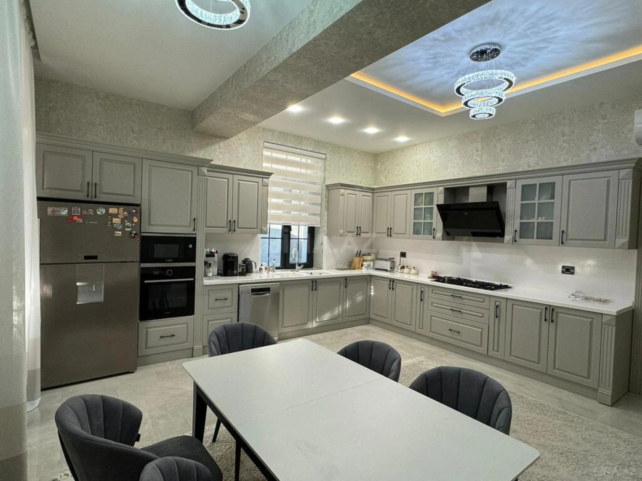 Satılır 10 otaqlı həyət evi 600 m²