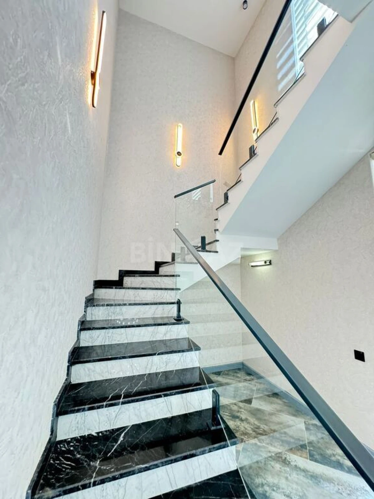 Satılır 5 otaqlı həyət evi 250 m²