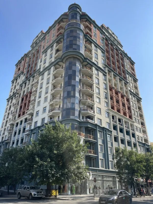 Satılır 5 otaqlı mənzil 227 m²