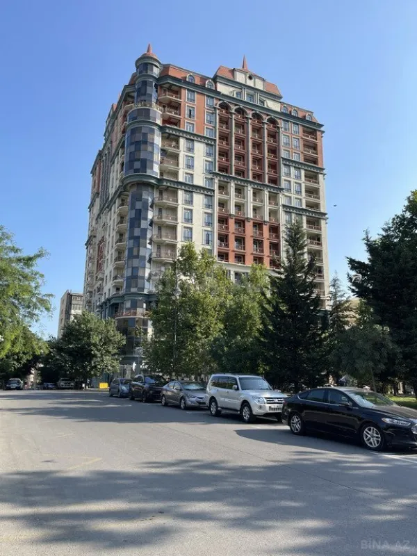 Satılır 5 otaqlı mənzil 227 m²