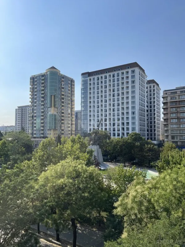 Satılır 5 otaqlı mənzil 227 m²