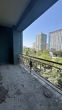 Satılır 5 otaqlı mənzil 227 m²