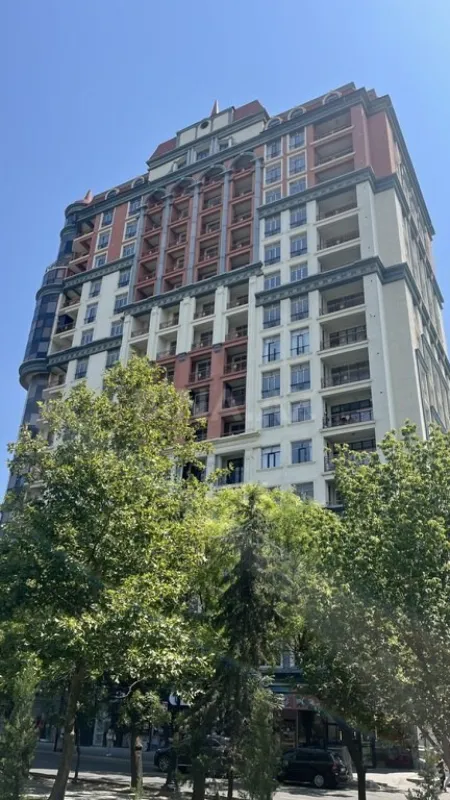 Satılır 5 otaqlı mənzil 227 m²