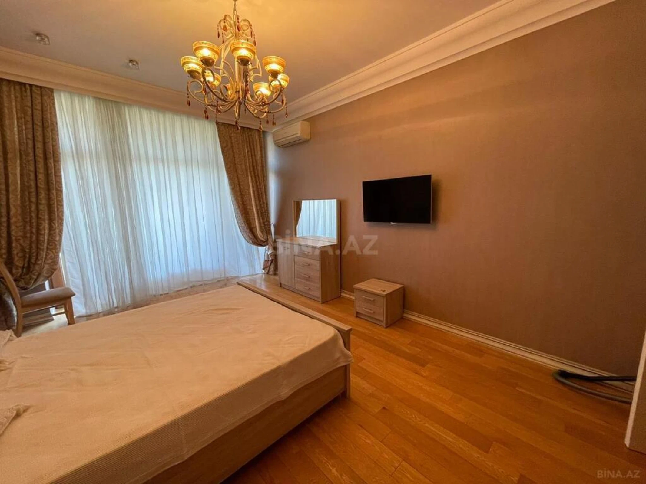 Satılır 4 otaqlı mənzil 231.5 m²