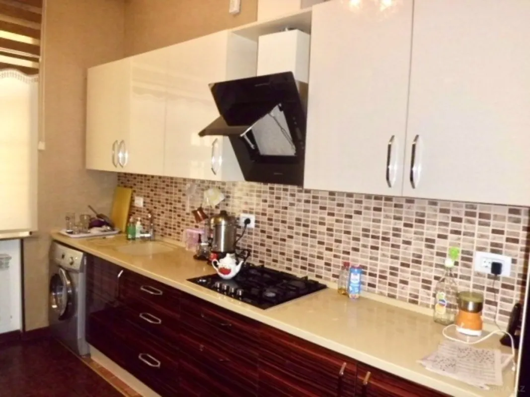 Satılır 6 otaqlı həyət evi 250 m²