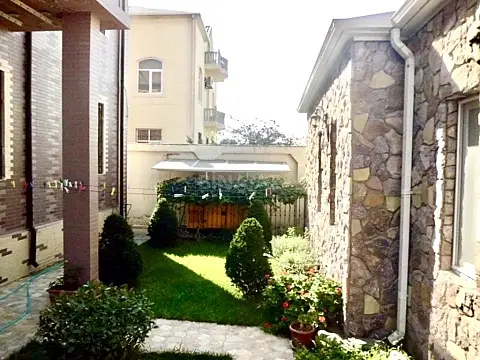 Satılır 6 otaqlı həyət evi 250 m²