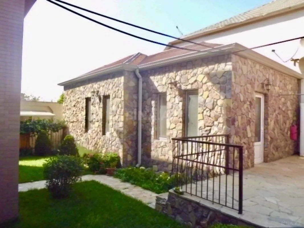 Satılır 6 otaqlı həyət evi 250 m²
