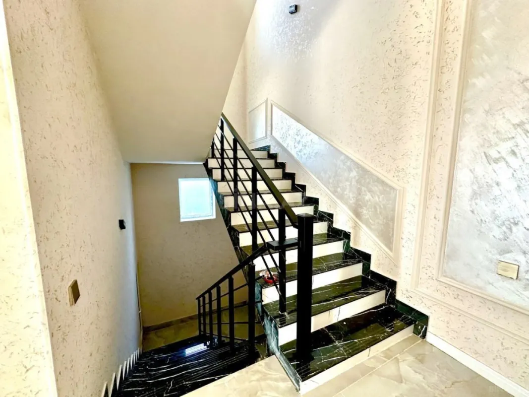 Satılır 5 otaqlı həyət evi 330 m²