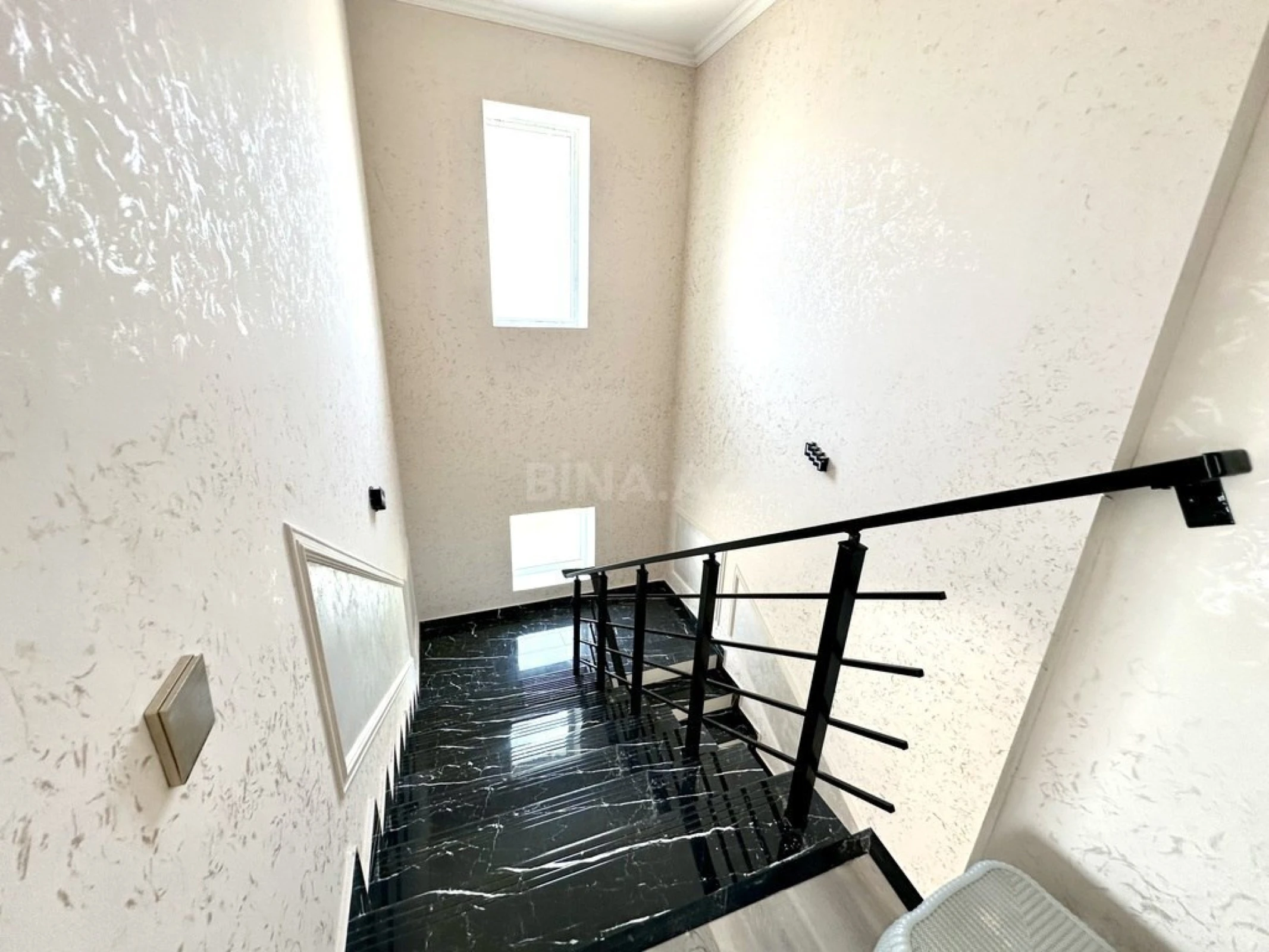 Satılır 5 otaqlı həyət evi 330 m²