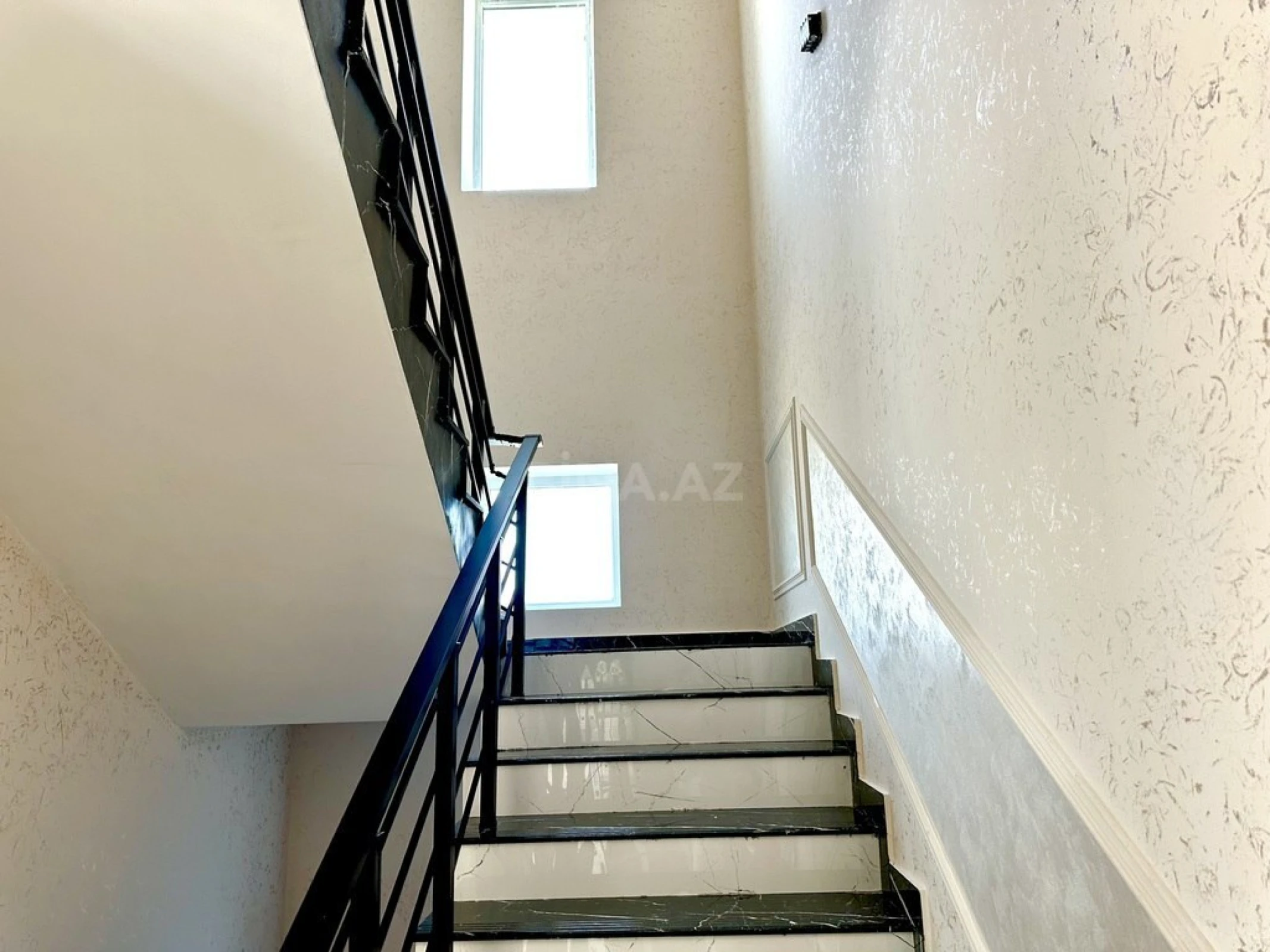 Satılır 5 otaqlı həyət evi 330 m²