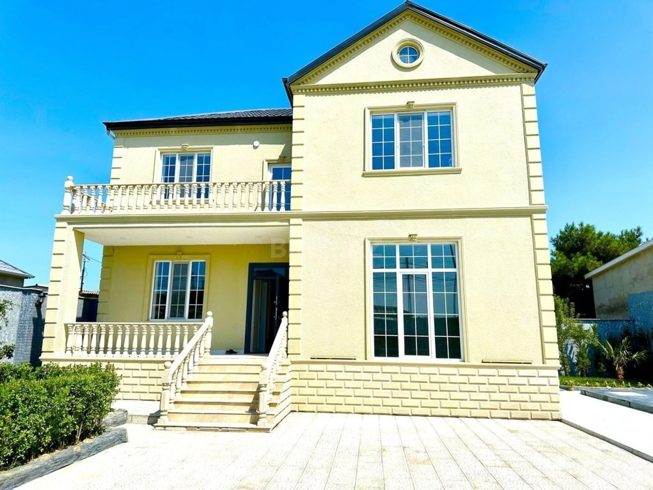 Satılır 5 otaqlı həyət evi 330 m²