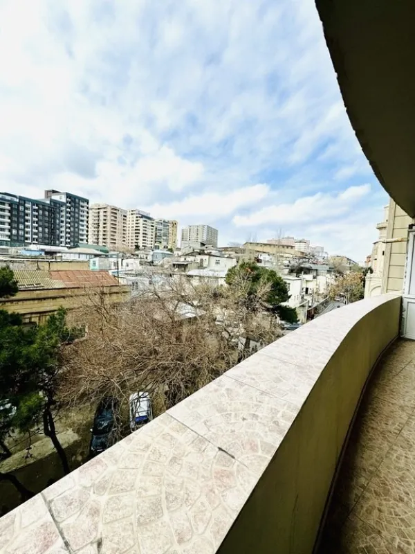 Satılır 4 otaqlı mənzil 120 m²