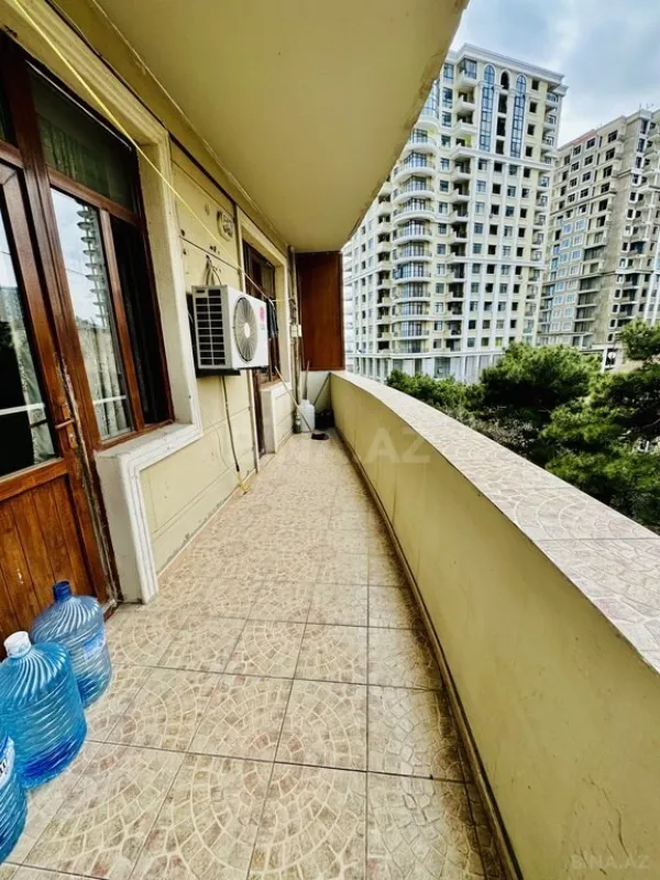 Satılır 4 otaqlı mənzil 120 m²