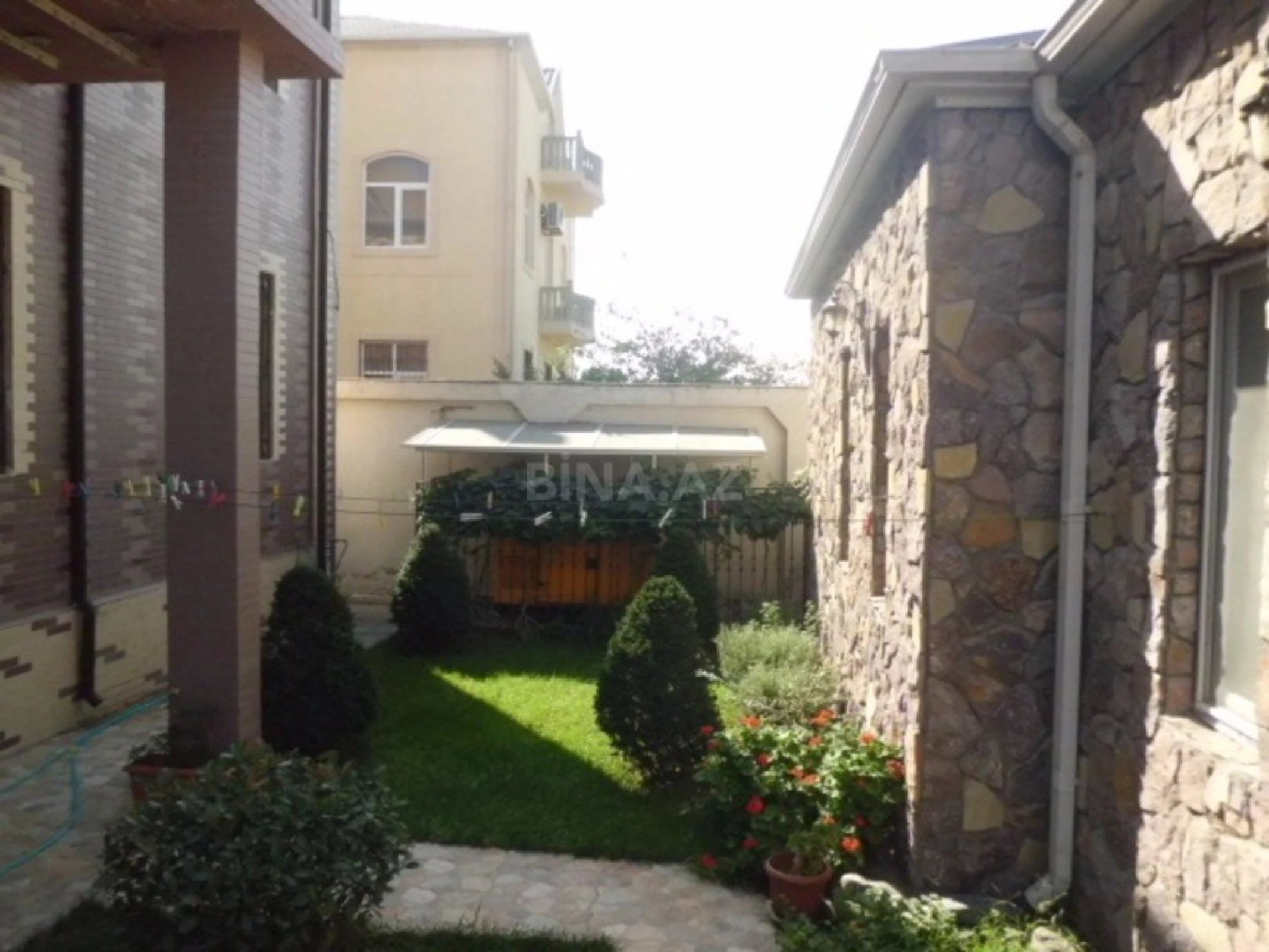 Satılır 8 otaqlı həyət evi 280 m²