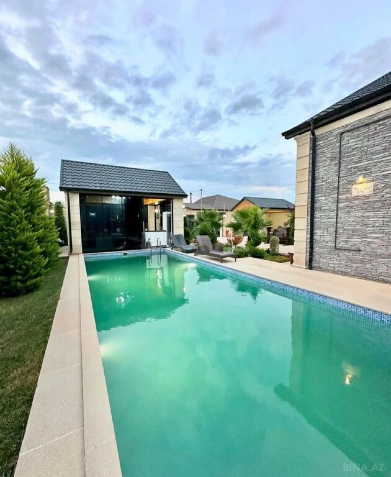 Satılır 5 otaqlı həyət evi 300 m²