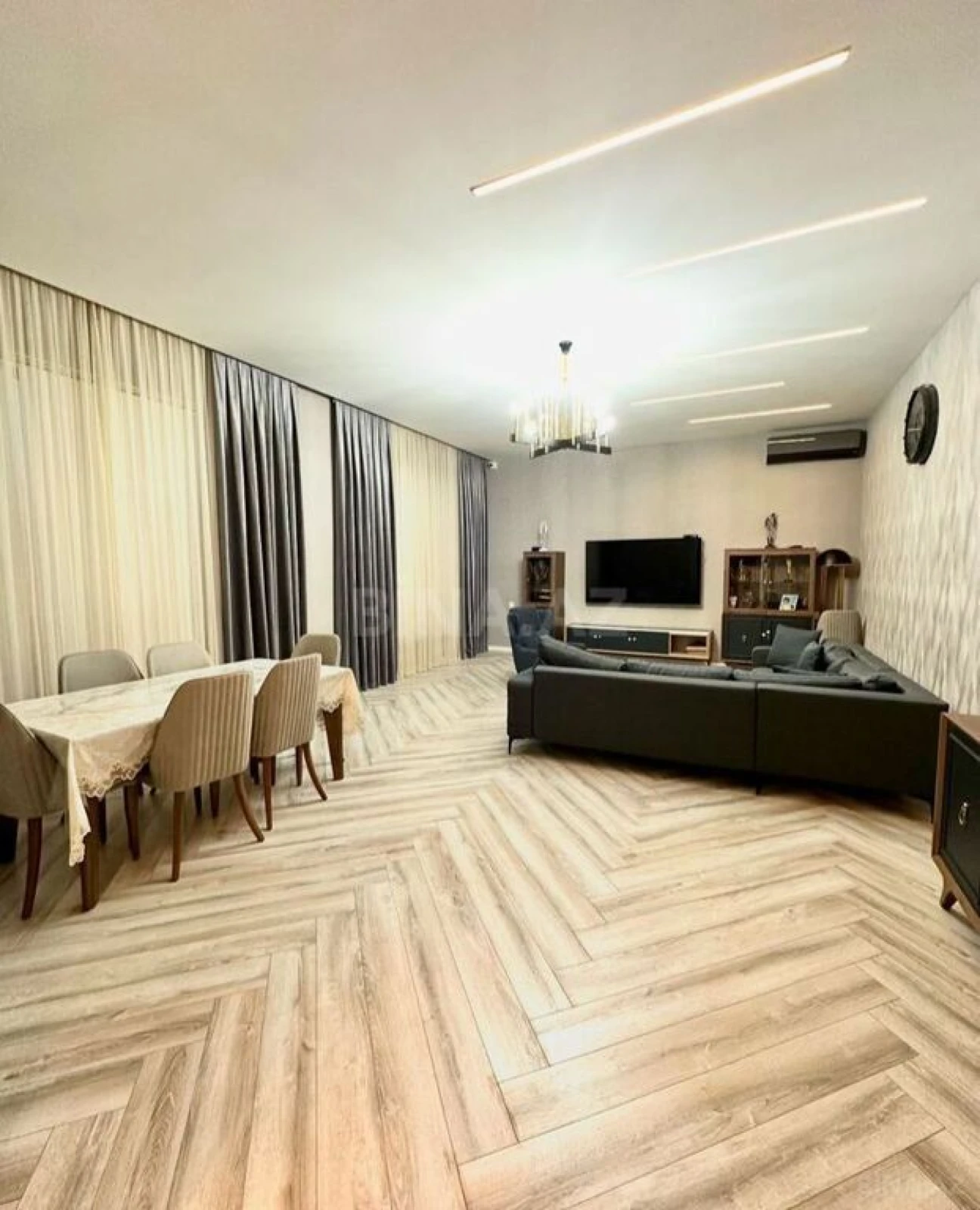 Satılır 5 otaqlı həyət evi 300 m²