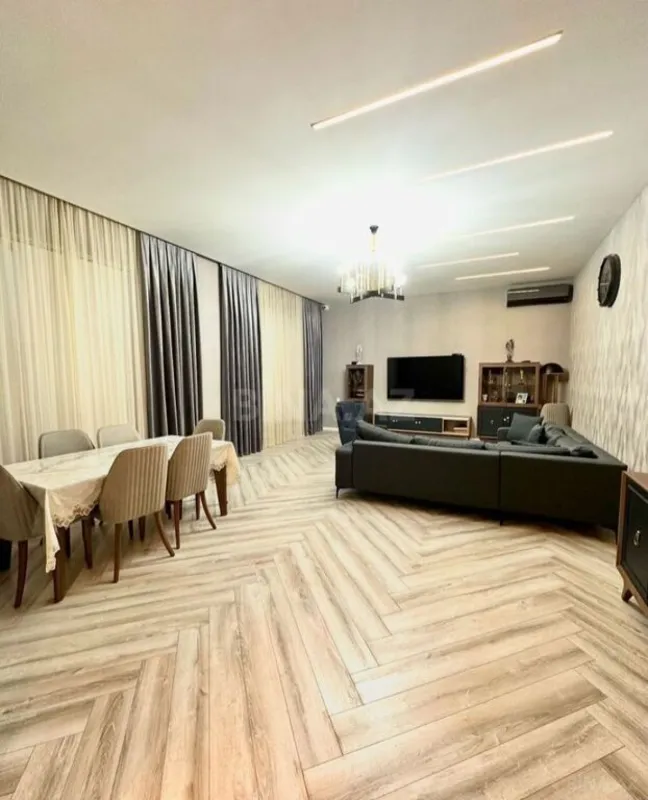 Satılır 5 otaqlı həyət evi 300 m²