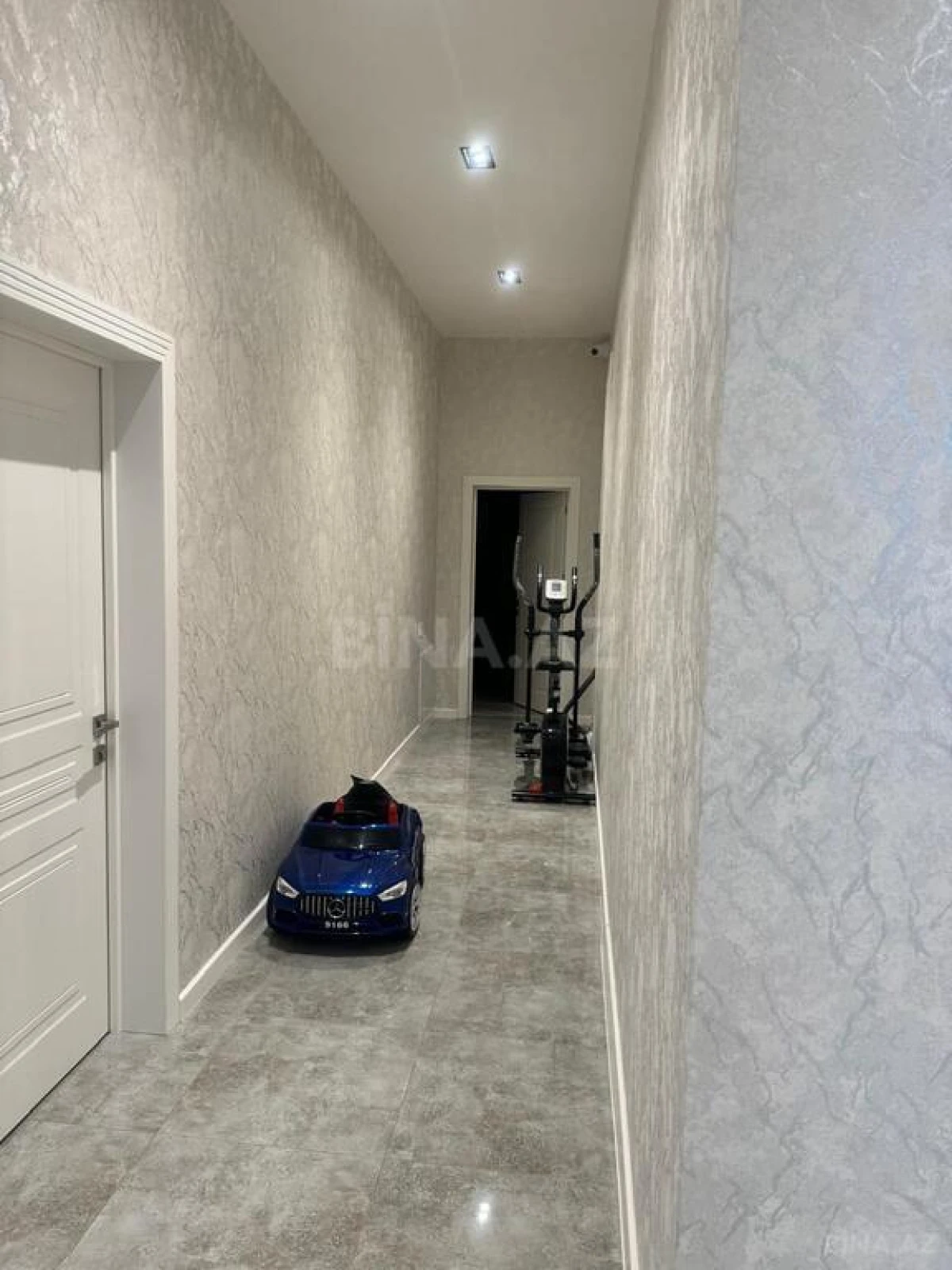 Satılır 5 otaqlı həyət evi 300 m²