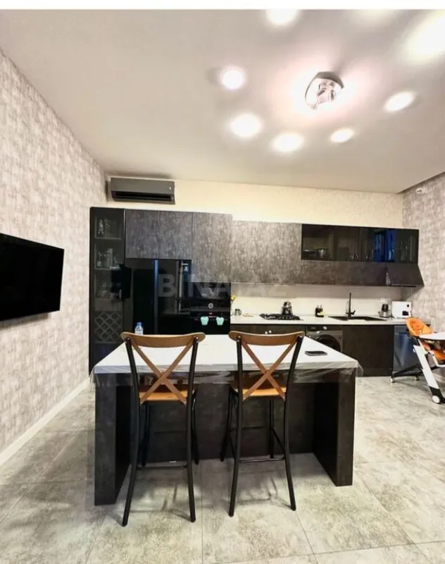 Satılır 5 otaqlı həyət evi 300 m²