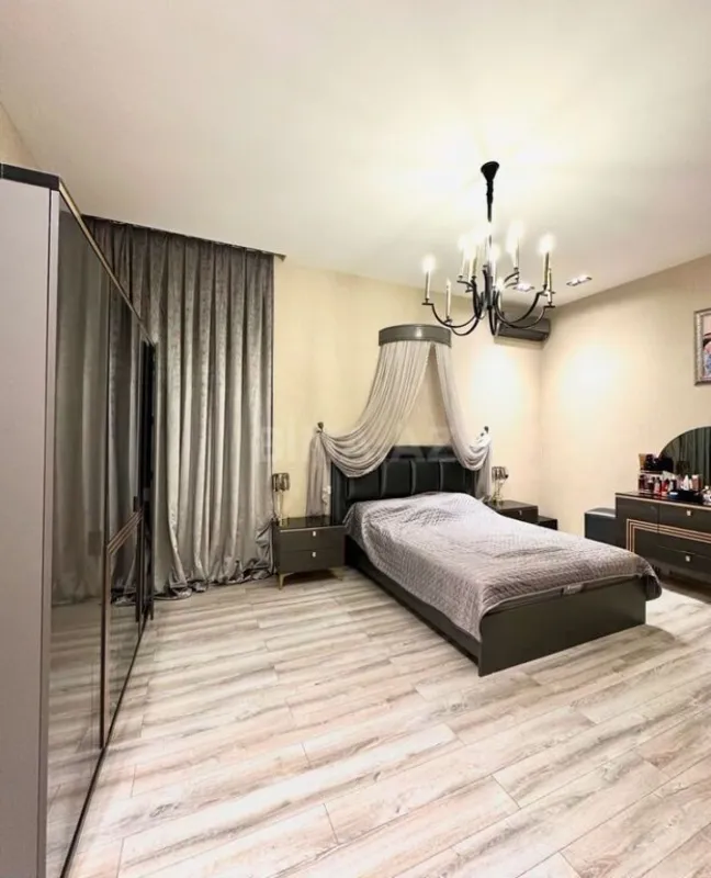 Satılır 5 otaqlı həyət evi 300 m²