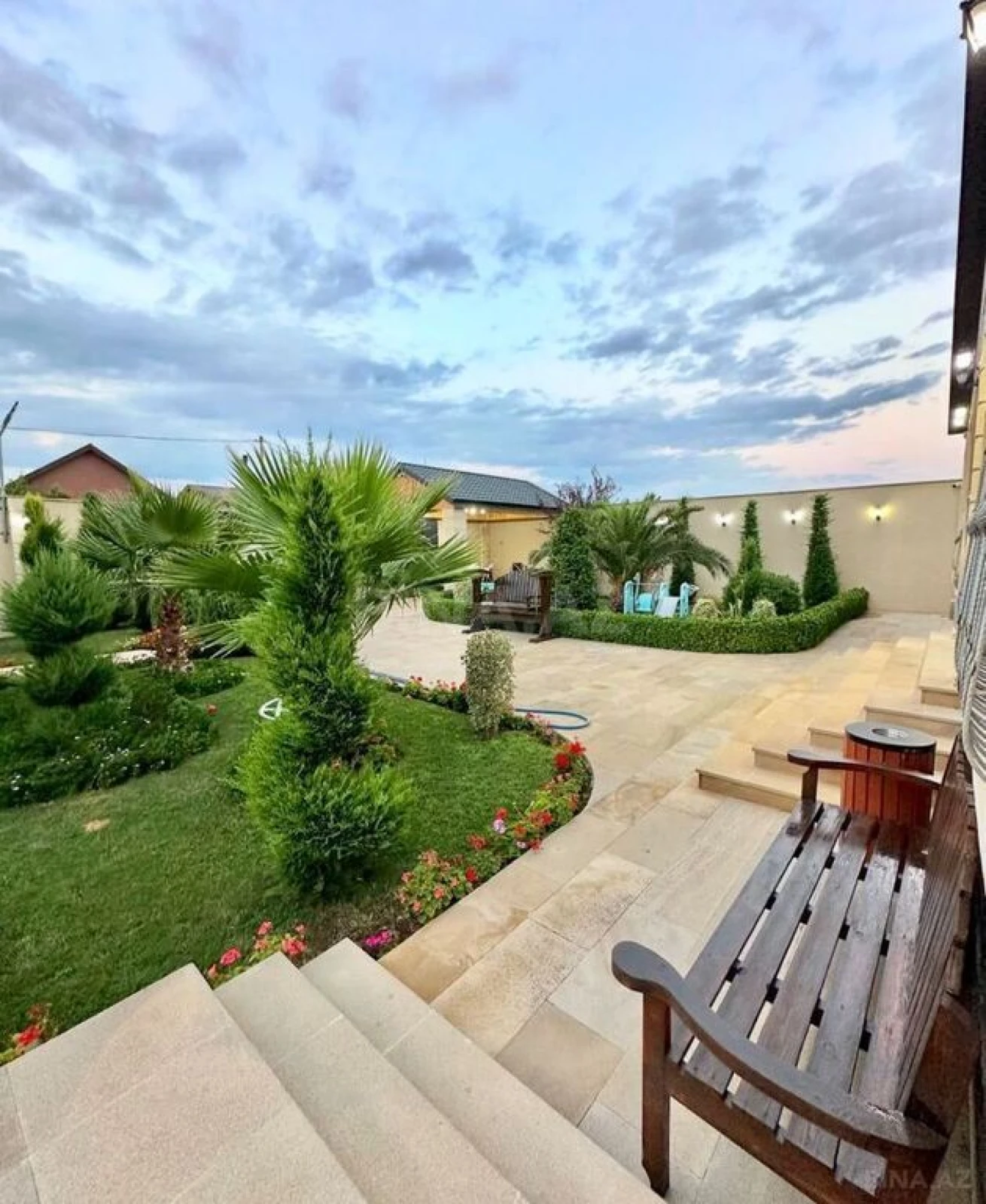 Satılır 5 otaqlı həyət evi 300 m²