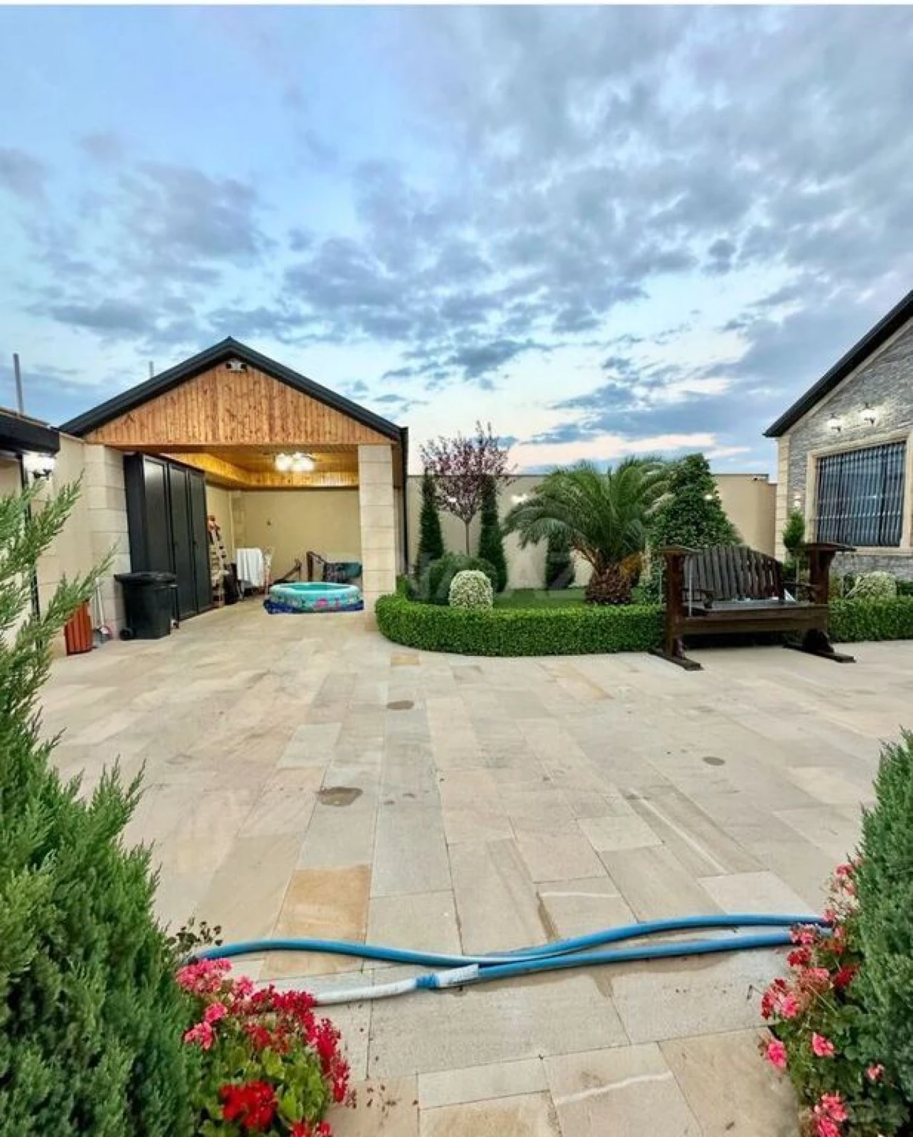 Satılır 5 otaqlı həyət evi 300 m²