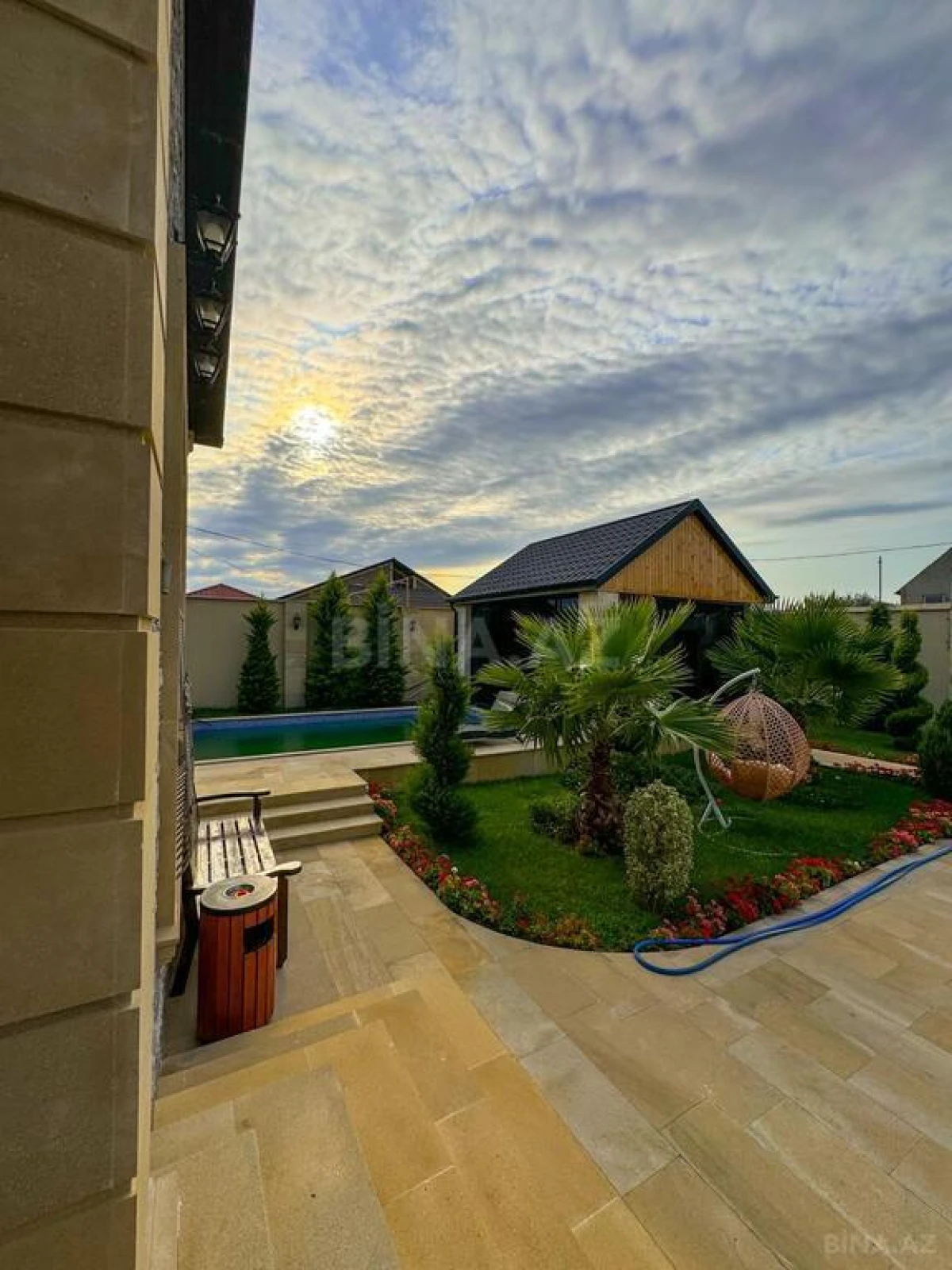 Satılır 5 otaqlı həyət evi 300 m²