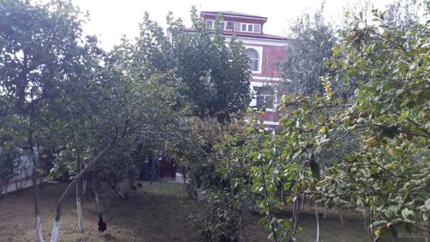 Satılır 10 otaqlı həyət evi 500 m²