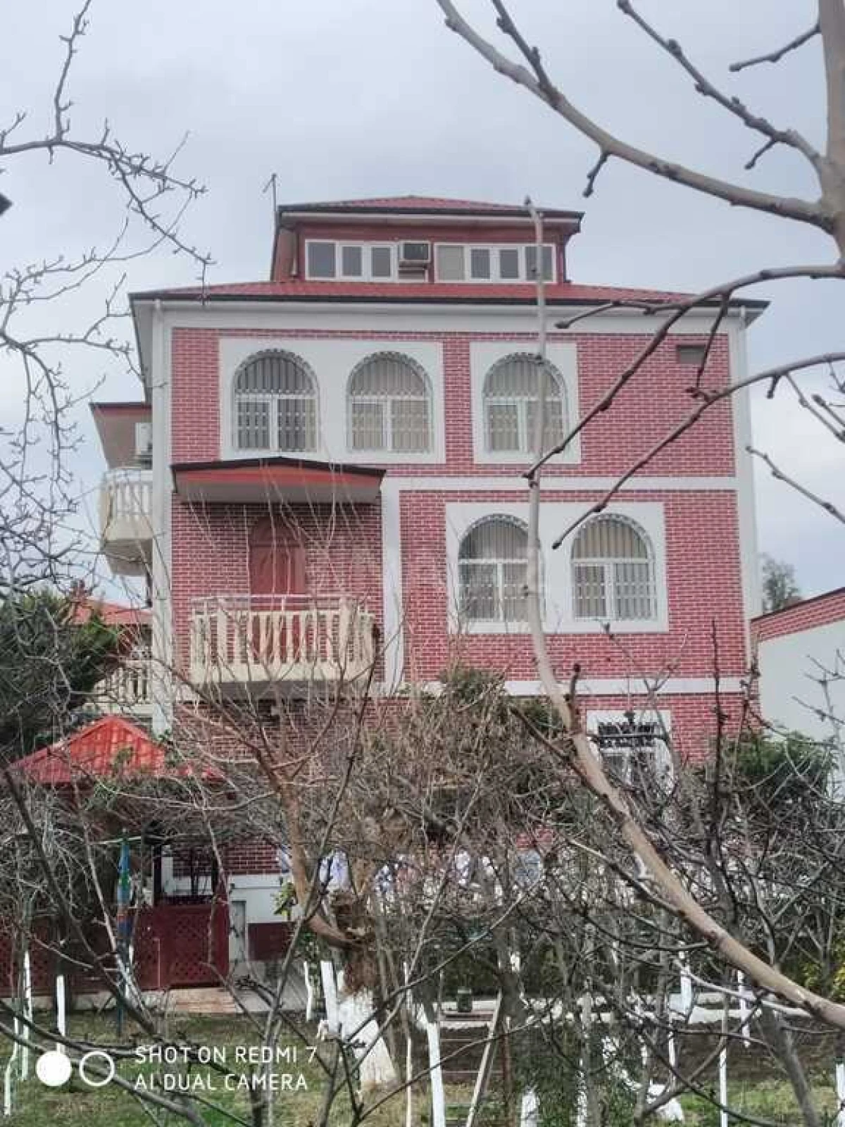 Satılır 10 otaqlı həyət evi 500 m²