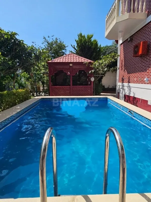 Satılır 10 otaqlı həyət evi 500 m²