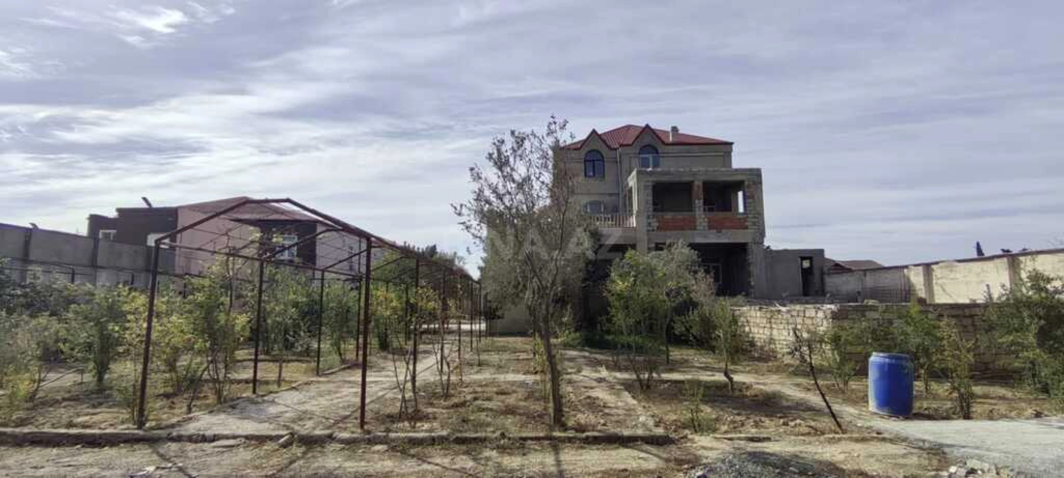 Satılır 9 otaqlı həyət evi 450 m²