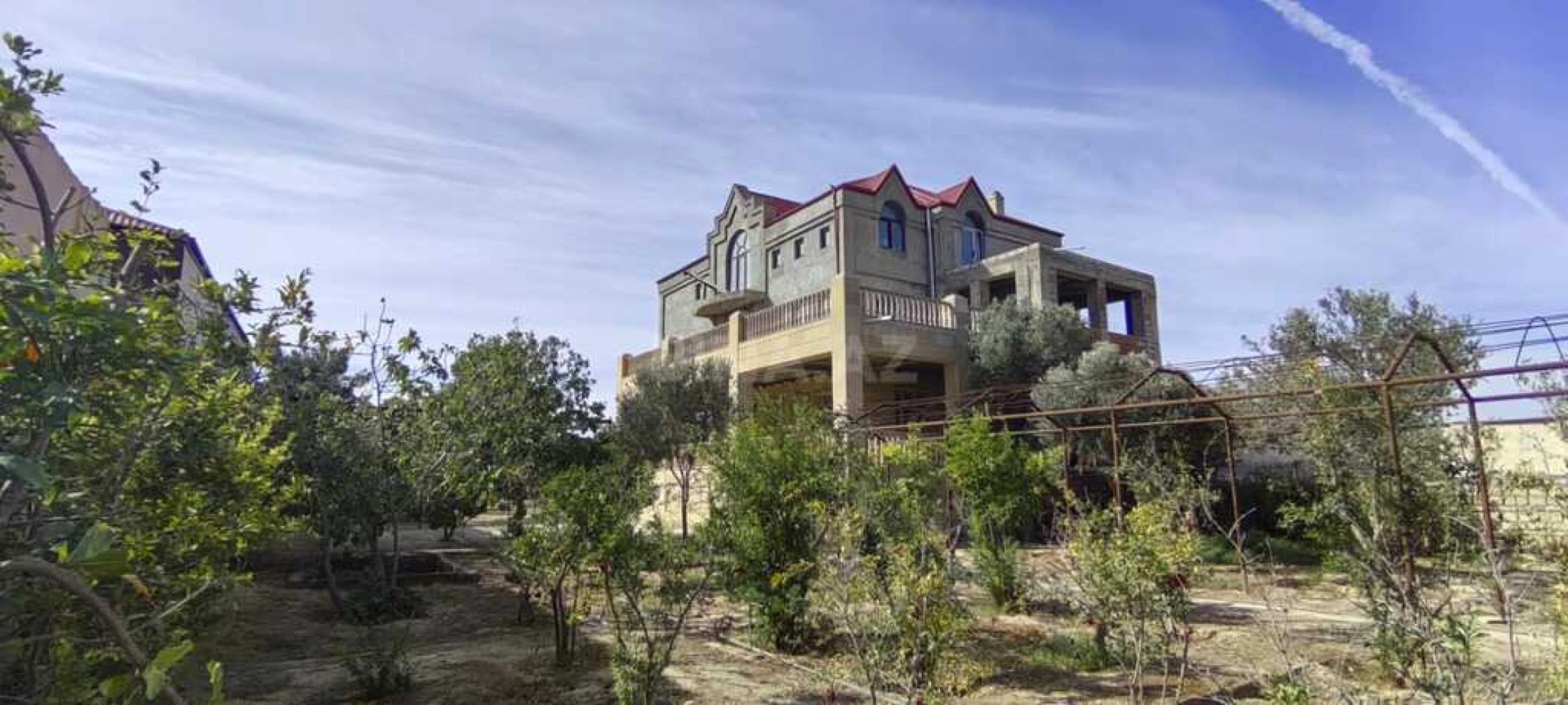 Satılır 9 otaqlı həyət evi 450 m²