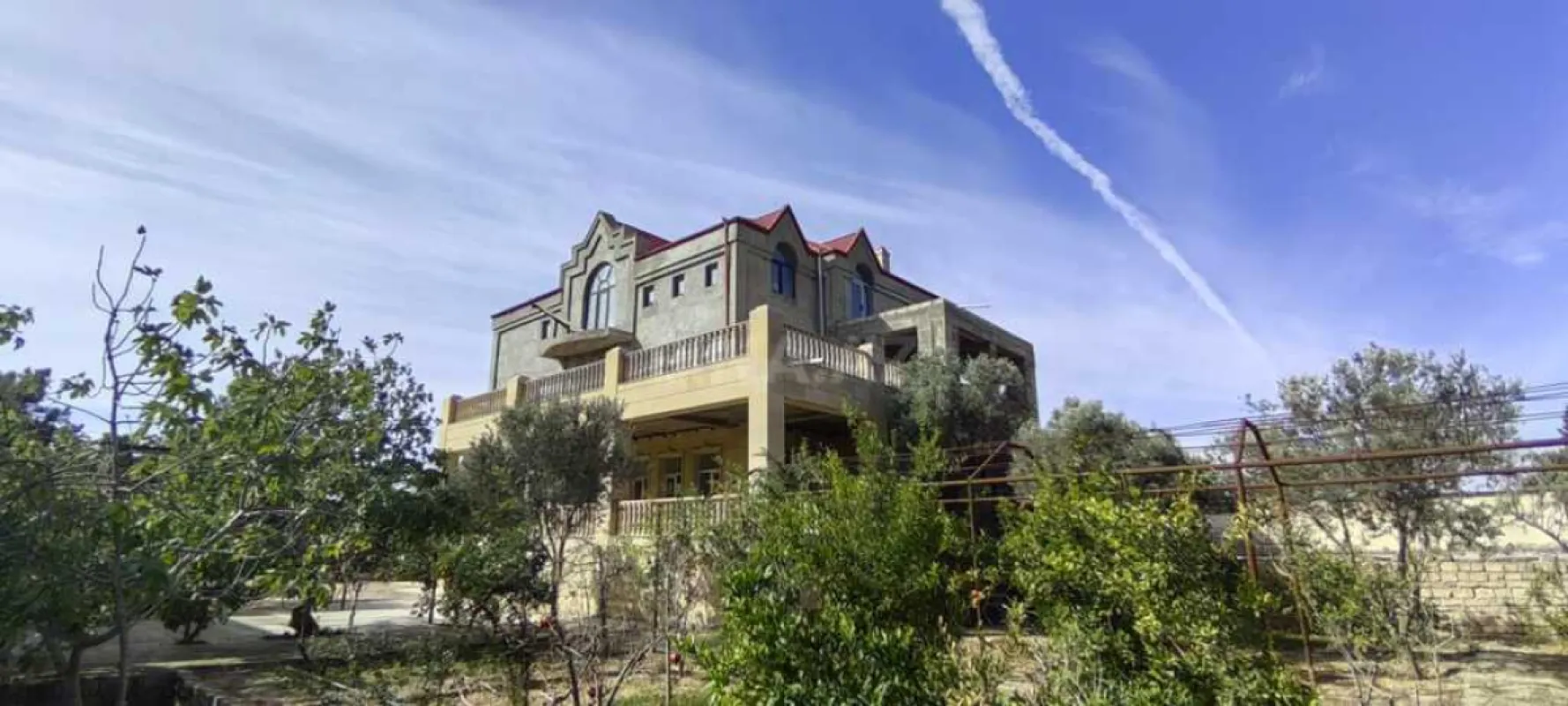 Satılır 9 otaqlı həyət evi 450 m²