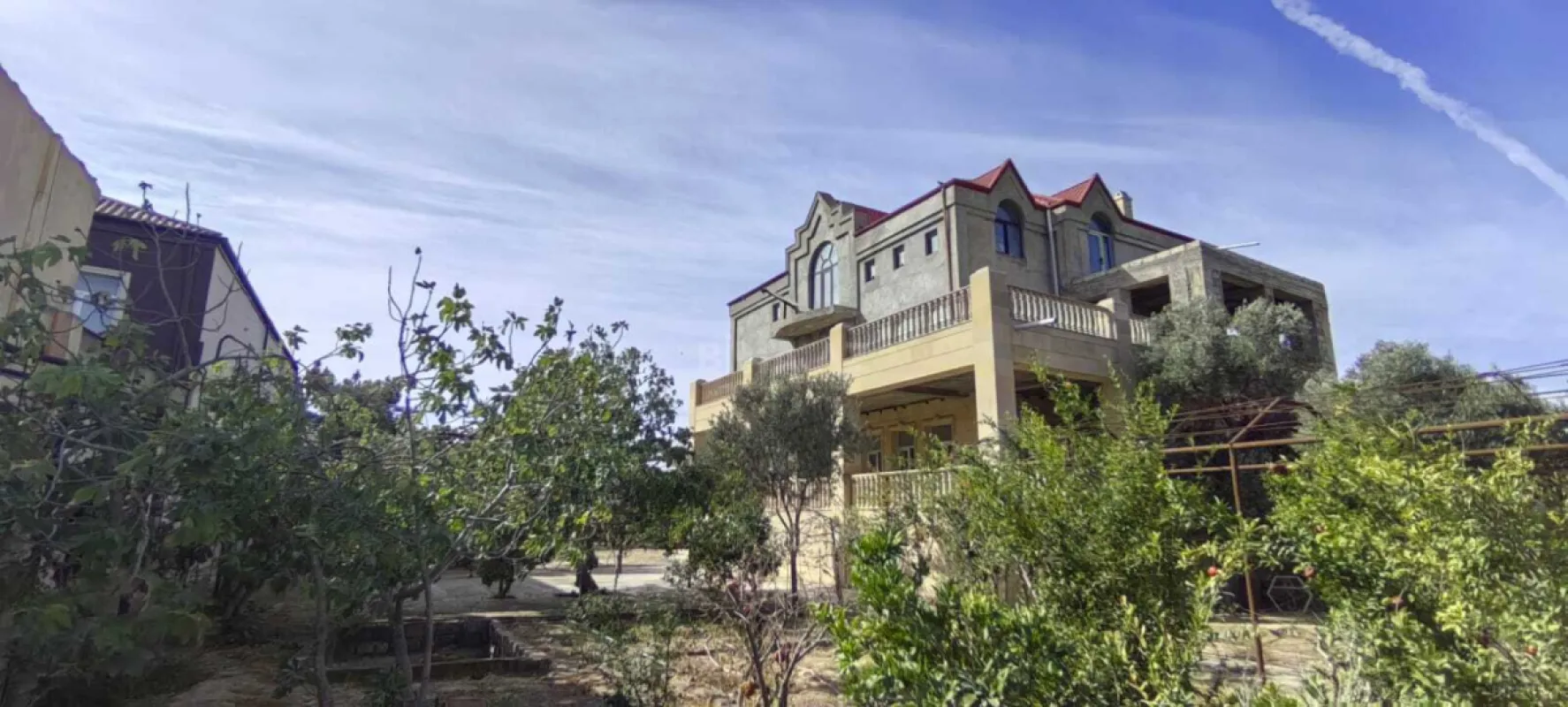 Satılır 9 otaqlı həyət evi 450 m²