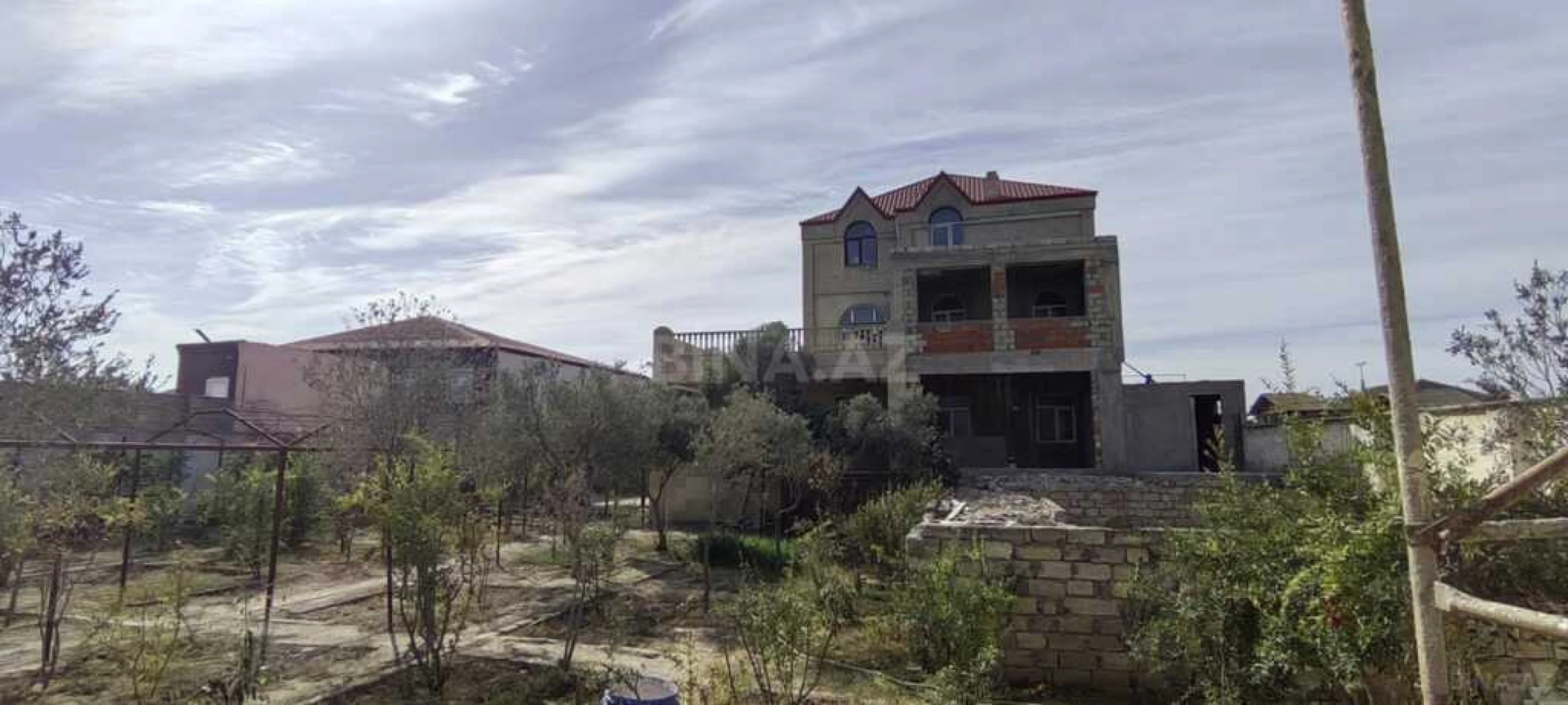 Satılır 9 otaqlı həyət evi 450 m²