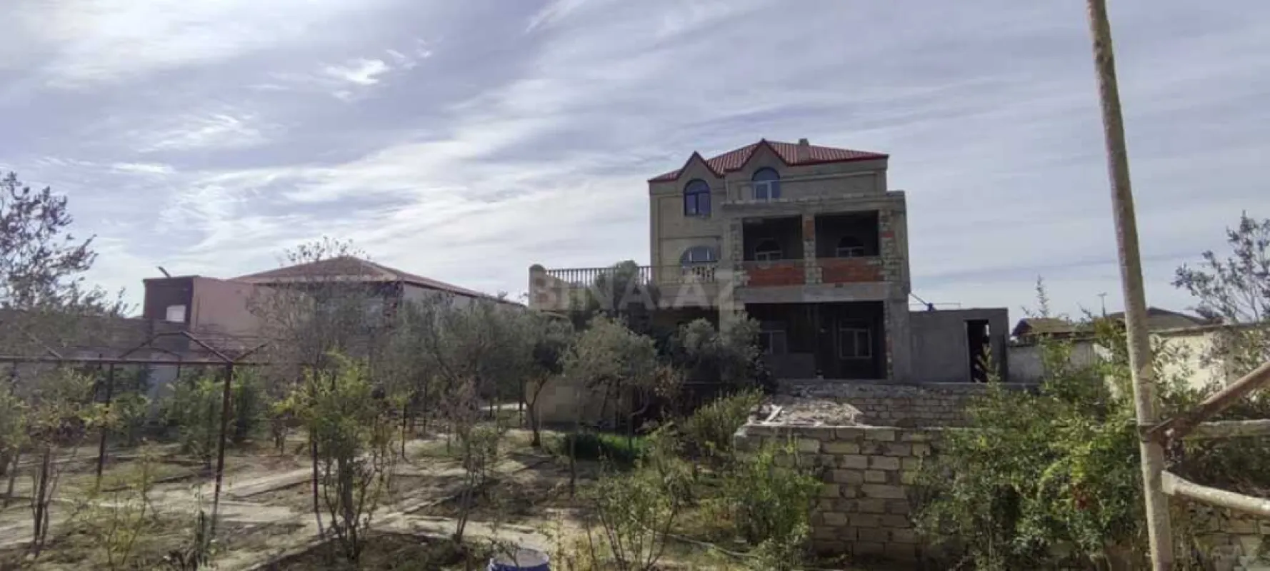 Satılır 9 otaqlı həyət evi 450 m²