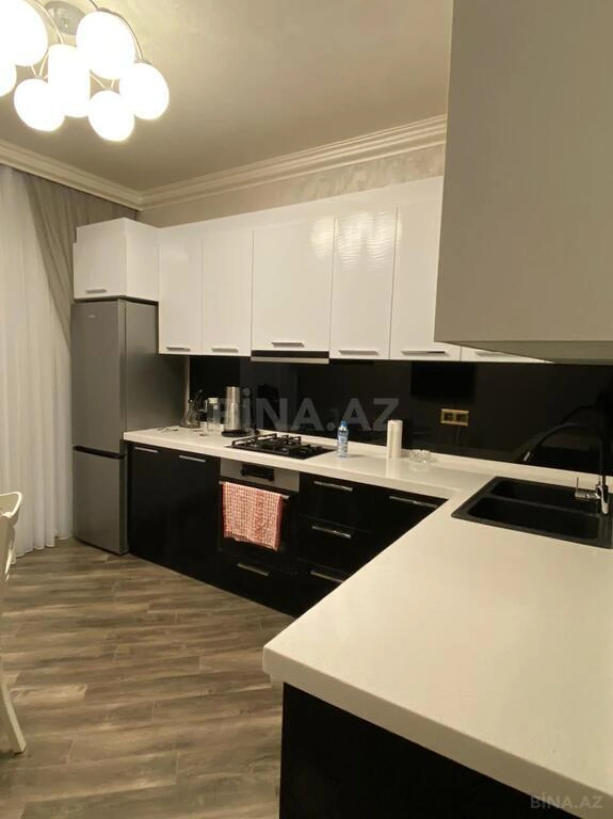 Kirayə verilir 2 otaqlı mənzil 108 m²