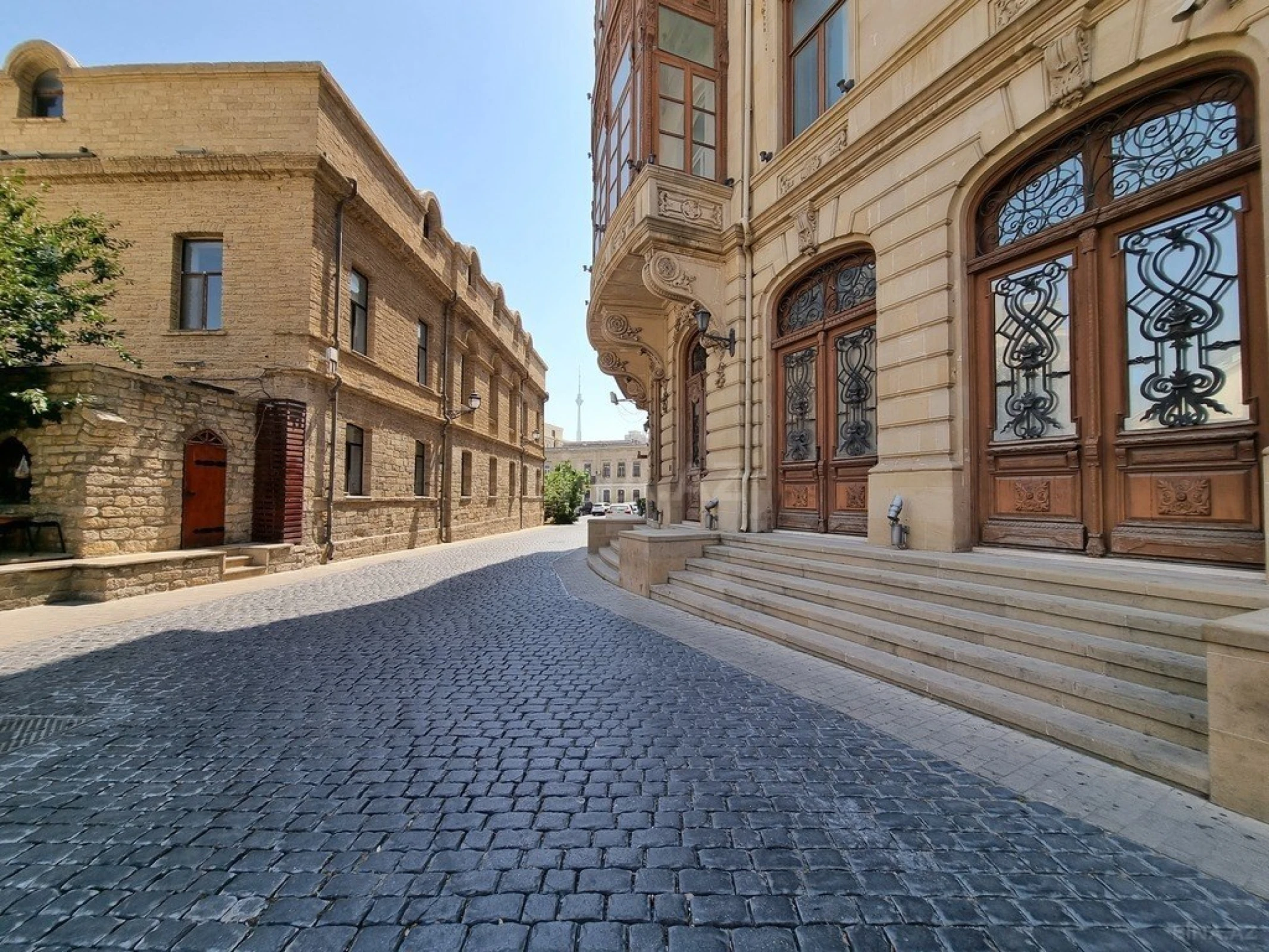 Satılır obyekt 320 m²