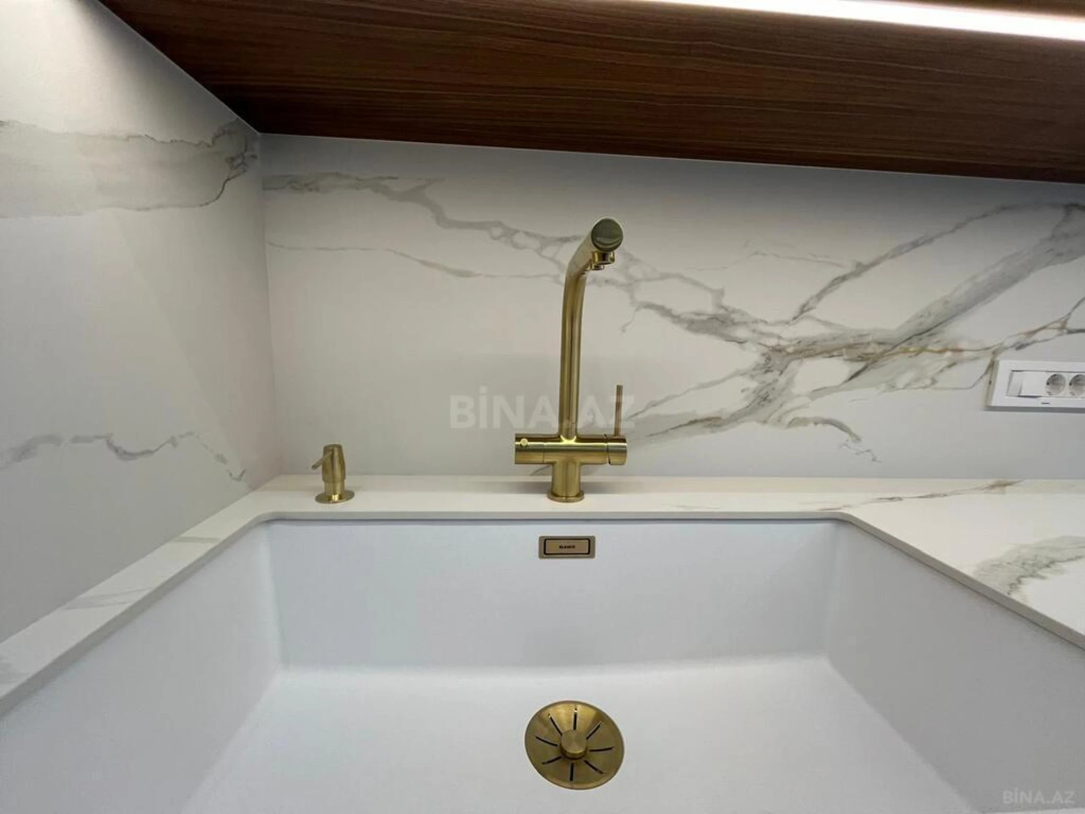 Kirayə verilir 3 otaqlı mənzil 157 m²