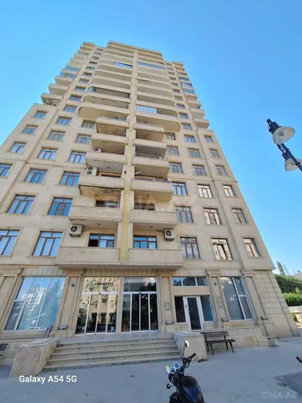 Satılır 4 otaqlı mənzil 200 m²