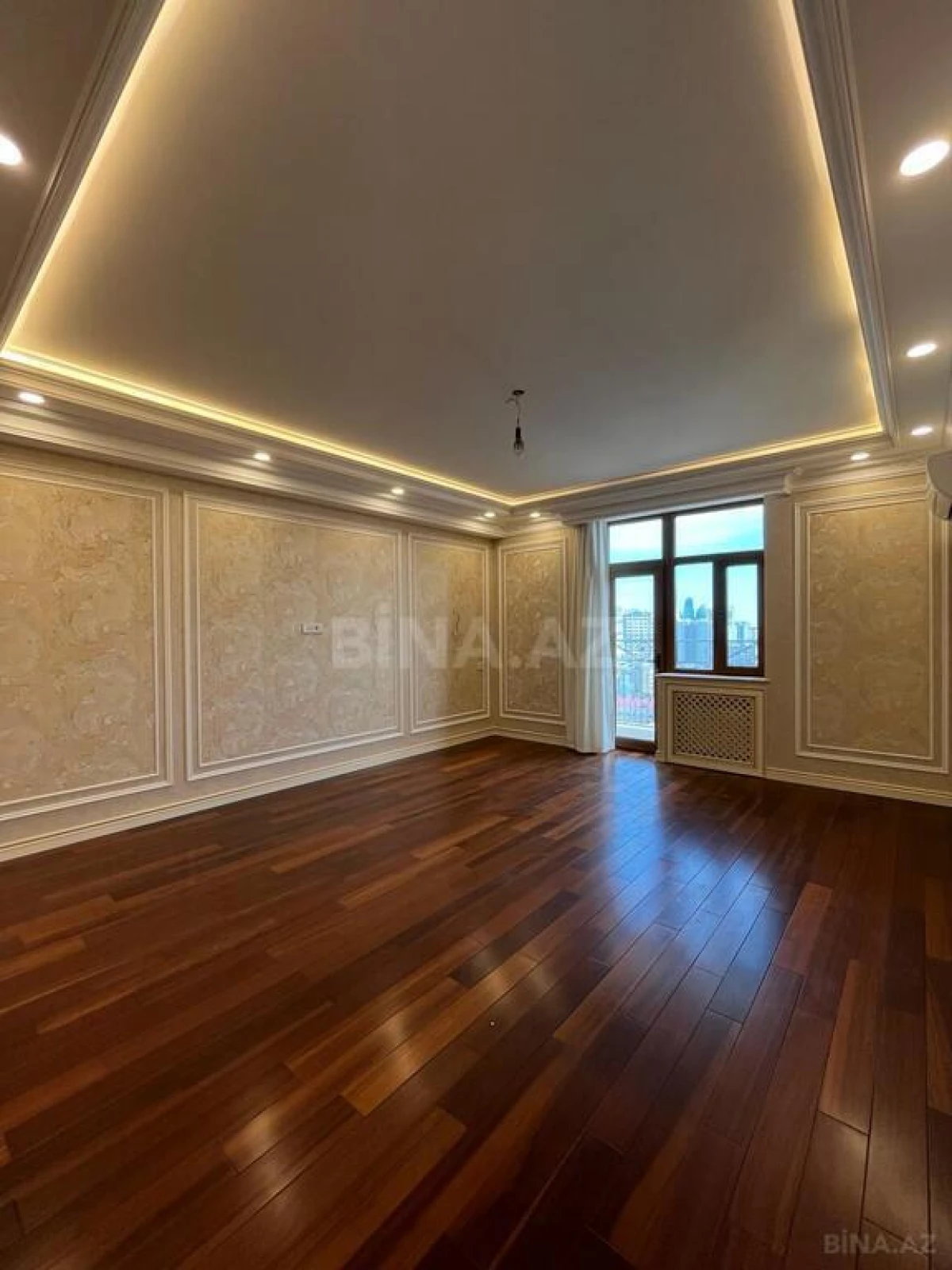 Satılır 4 otaqlı mənzil 245 m²