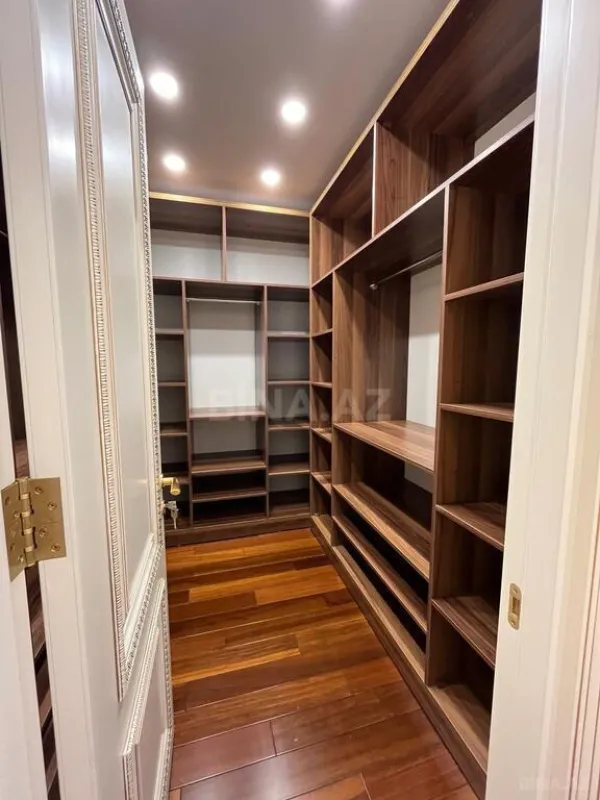 Satılır 4 otaqlı mənzil 245 m²