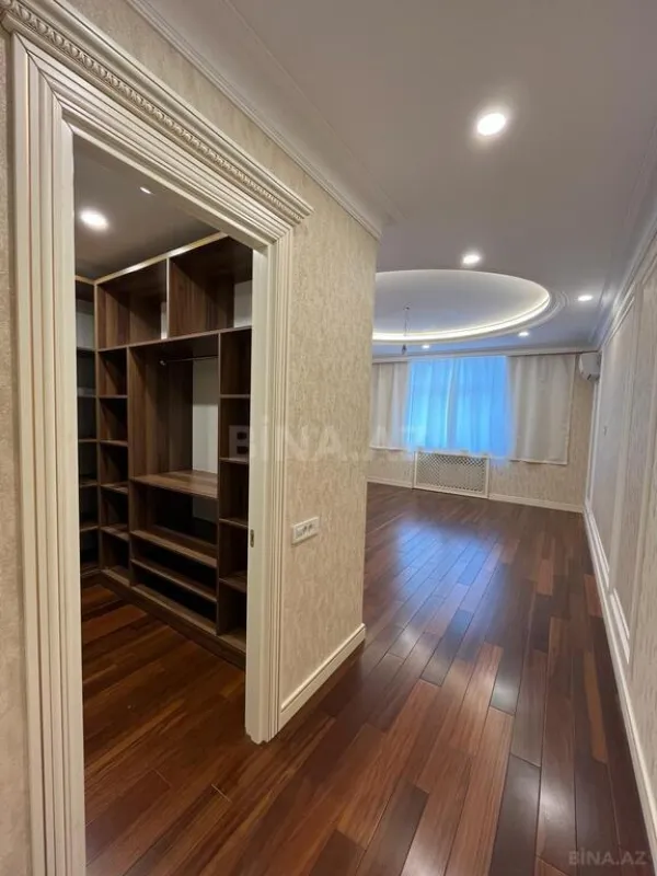 Satılır 4 otaqlı mənzil 245 m²