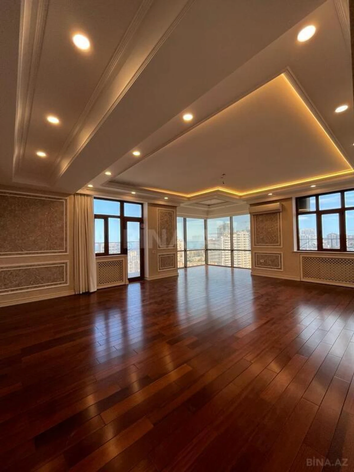 Satılır 4 otaqlı mənzil 245 m²