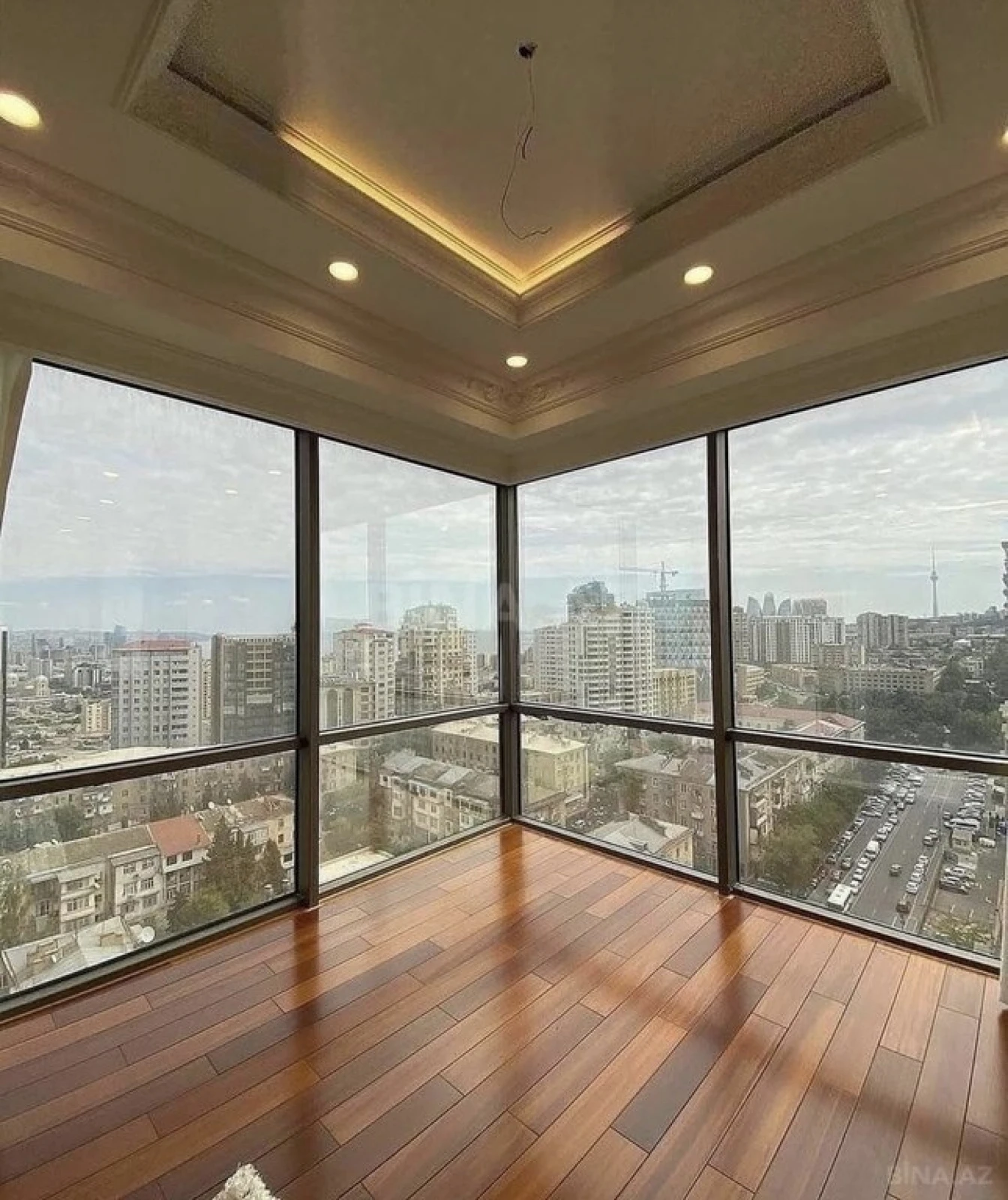 Satılır 4 otaqlı mənzil 245 m²